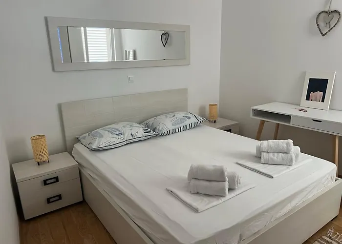 Apartment Lucija - Cozy Flat In The Center With A Sea View & Parking Makarska