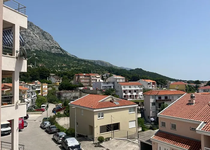Apartment Lucija - Cozy Flat In The Center With A Sea View & Parking Makarska