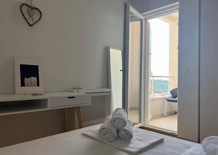 Lucija - Cozy Flat In The Center With A Sea View & Parking Apartment Makarska