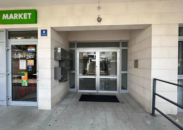 Lucija - Cozy Flat In The Center With A Sea View & Parking * Makarska